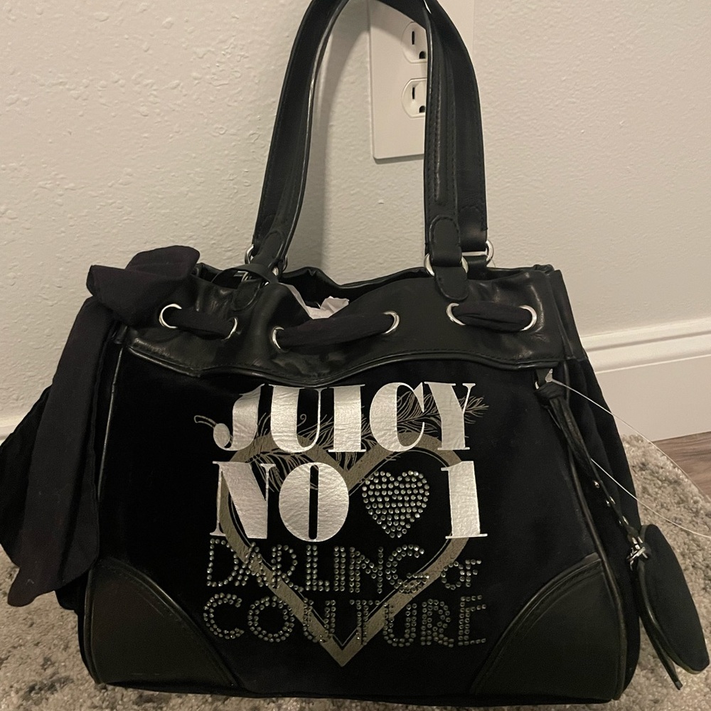 hi!! This purse is juicy couture